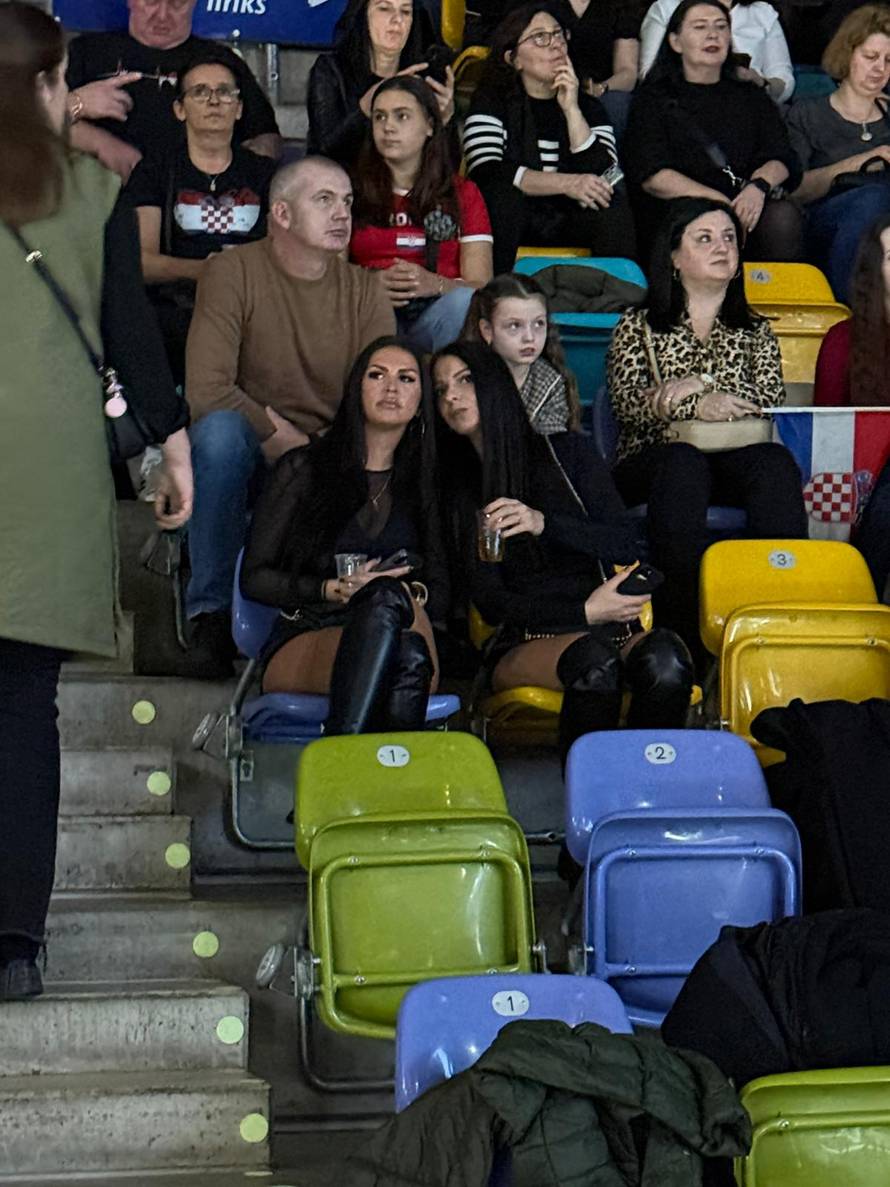 MEGAGALERIJA Šljokice, kockice, dekoltei: Hrvatske zvijezde zabavile dijasporu u Frankfurtu