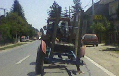 Umjesto otpalog kotača na traktor montirali drvo