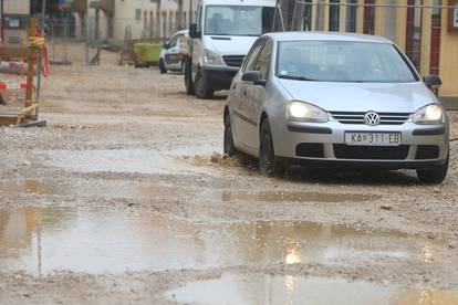 FOTO Blatnjave lokve po centru Karlovca: Kiša napunila ulice na Zvijezdi na kojoj traju radovi