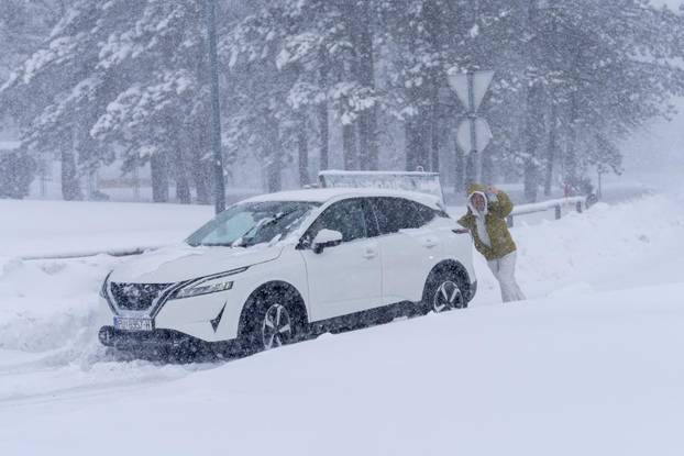 Korenica: Jako snježno nevrijeme stvorilo velike probleme u prometu