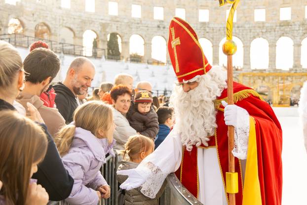 Pula: Sveti Nikola stigao je u  Arenu