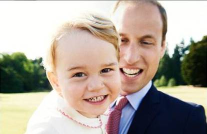 Princ George šarmira širokim osmijehom u očevom naručju