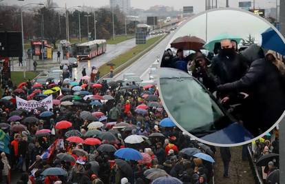 VIDEO Autom se zaletio u ljude na prosvjedu u Beogradu, oni mu nakon toga razbili prozor