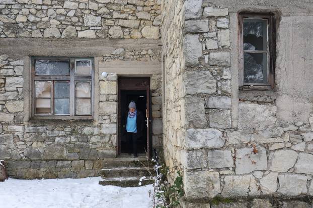 Škola u Željeznom Žumberačkom odavno se ne koristi, ali danas je otvorena zbog izbora