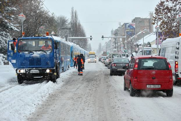 ARHIVA - Zagreb: Zastoj tramvajskog prometa zbog velikih nanosa snijega