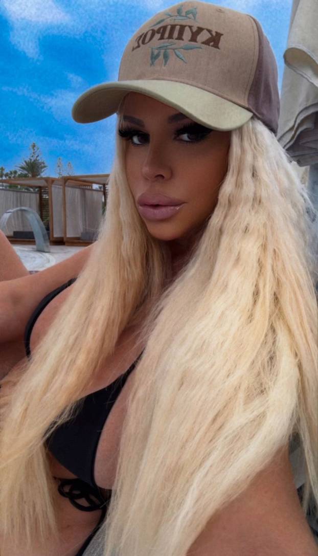 Vrući kadrovi srpske pjevačice: Ljetuje u Grčkoj, u Areni Zagreb dobila spermu od lososa za dar