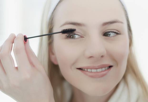 20 jednostavnih beauty savjeta za sve one koji nose naočale