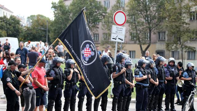 Zagreb: Održan prosvjed "Dajemo vam otkaz" ispred sjedišta HDZ-a