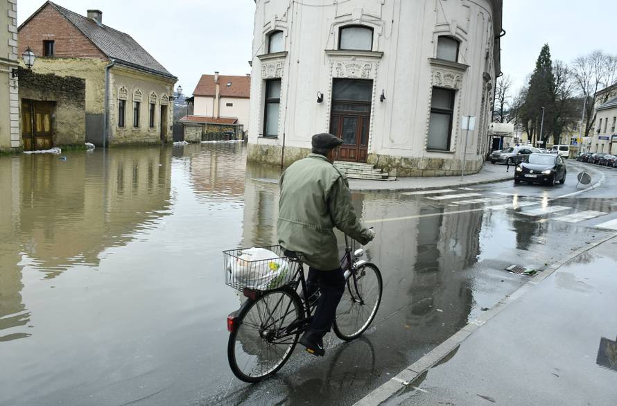 Dio Hrvatske Kostajnice pod vodom, izlila se rijeka Una