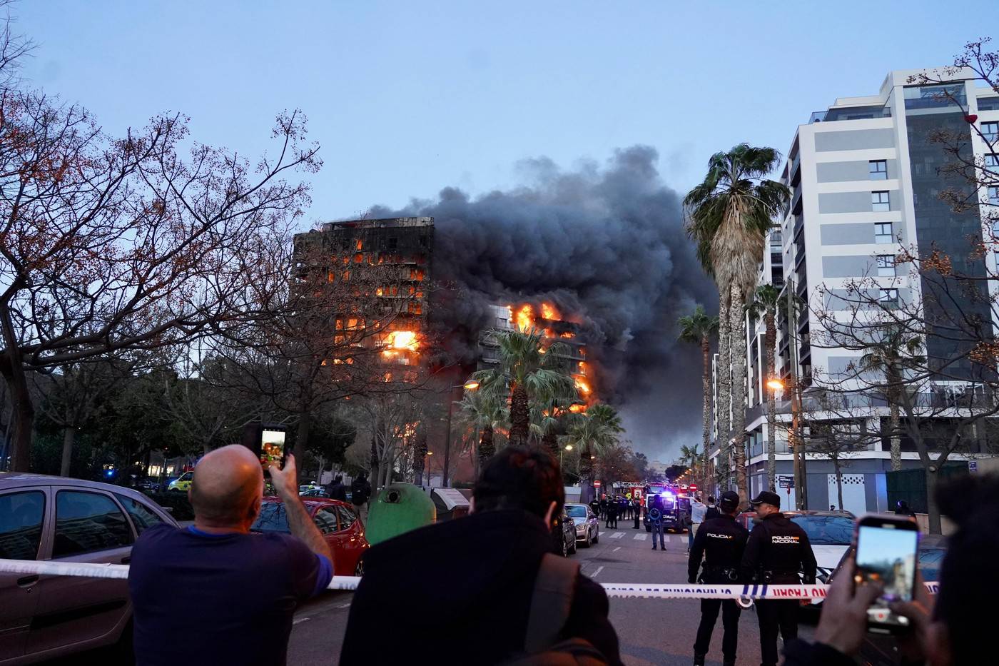 A large fire burns a 14-story building in the neighborhood of Campanar (Valencia).