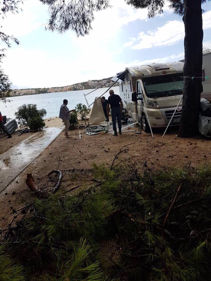 Jaka kiša poplavila Trogir, na Čiovu je pijavica rušila stupove