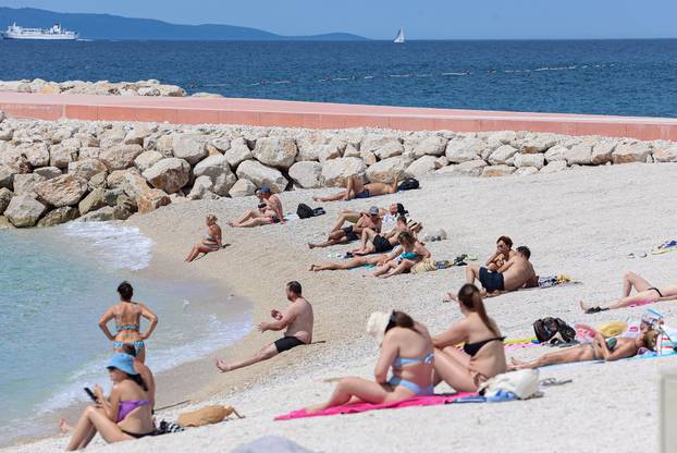 Split: Kupači na novoj plaži Žnjan