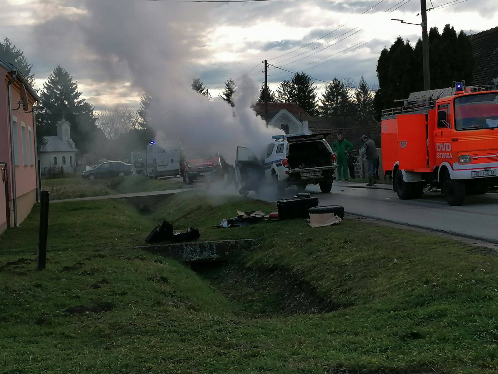 Policajci jurili po migrante pa im se usred vožnje zapalio auto