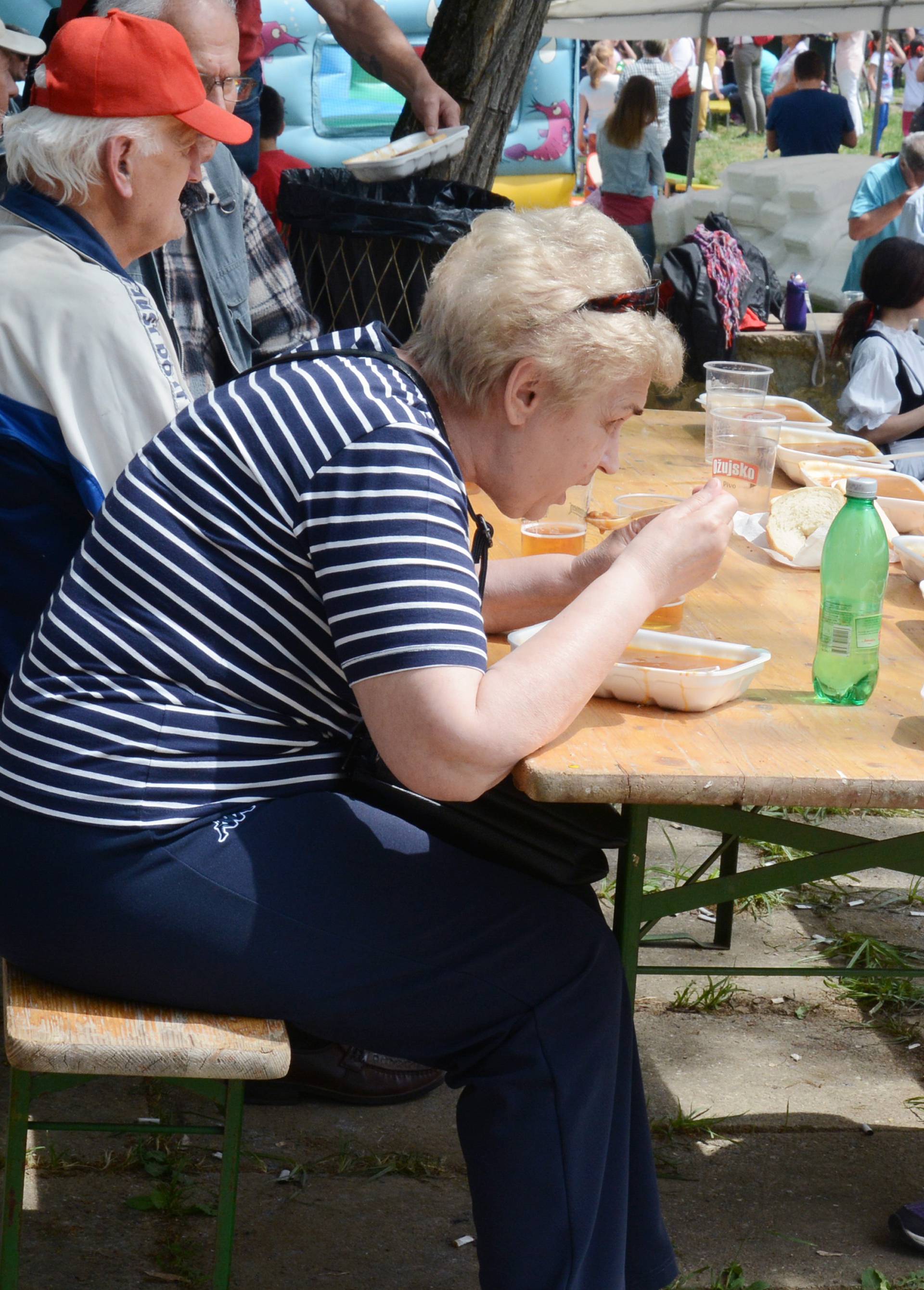 Tražila se porcija više: Građani su besplatni grah nosili i doma