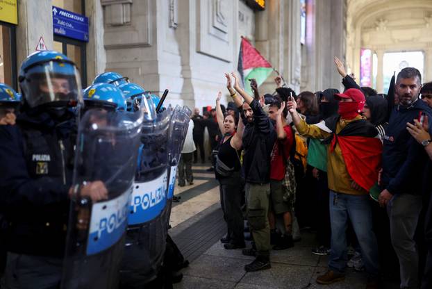 USB union holds nationwide strike, "Let's Block Everything," in solidarity with Gaza, in Milan