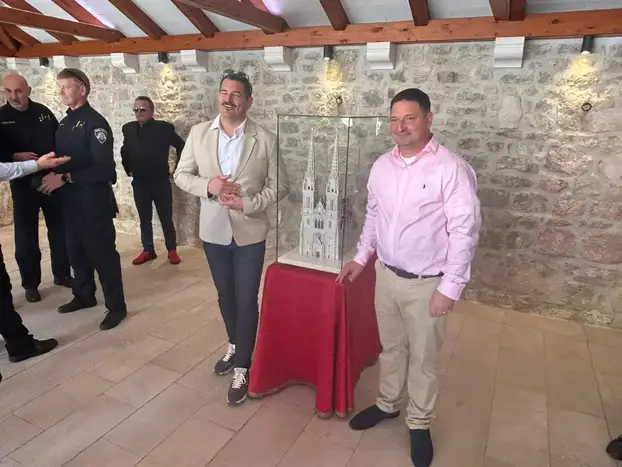 FOTO Ovo je replika Zagrebačke katedrale koju je izradio klesar s Brača: 'Ima 51.000 kamenčić'