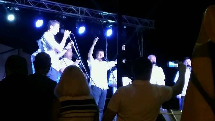 Djeca plesala ispred pozornice, na njih pao dio konstrukcije