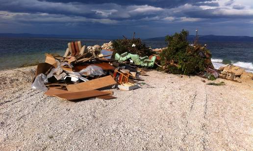 Stanovnici zabrinuti: Na plaži Cvitačka su palili krupni otpad