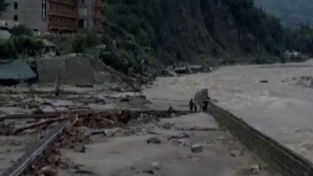 Katastrofalne poplave u Indiji: Poginulo je najmanje 72 ljudi, a mnoge ceste su jako oštećene