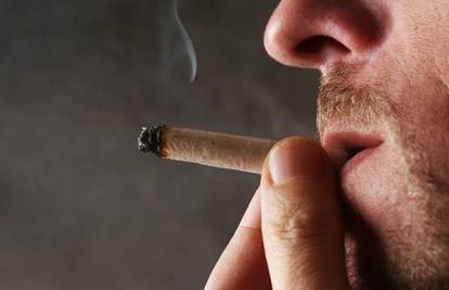 Prvi povućeni dim cigarete djeluje štetno  nakon pola sata 