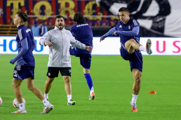 Zagrijavanje nogometaša uoči početka utakmice 13. kola SuperSport HNL-a između Hajduka i Osijeka