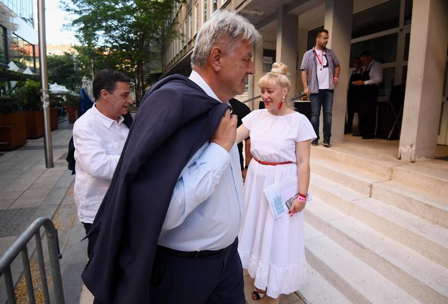 Zagreb: Restar koalicija izborne rezultate čeka u prostorijama SDP-a