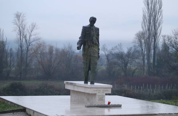 FOTO Najteži izbor: Svako naše mjesto svoj kip Tuđmana ima. Koji vam je Franjo najbolji?