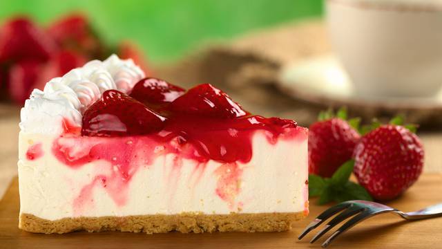Desert za ljetne dane: Hladni i ukusni cheesecake s jagodama