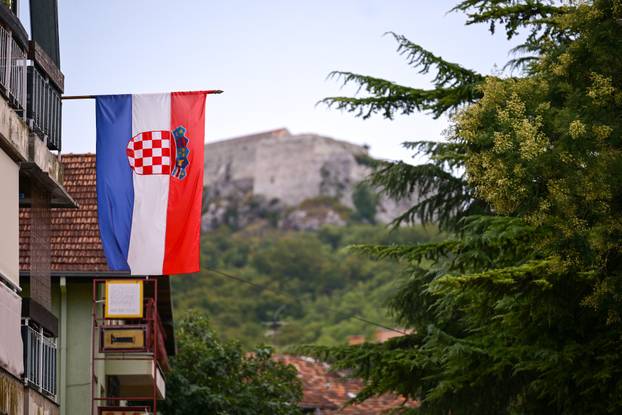 Knin: Hrvatske zastave vijore se gradom