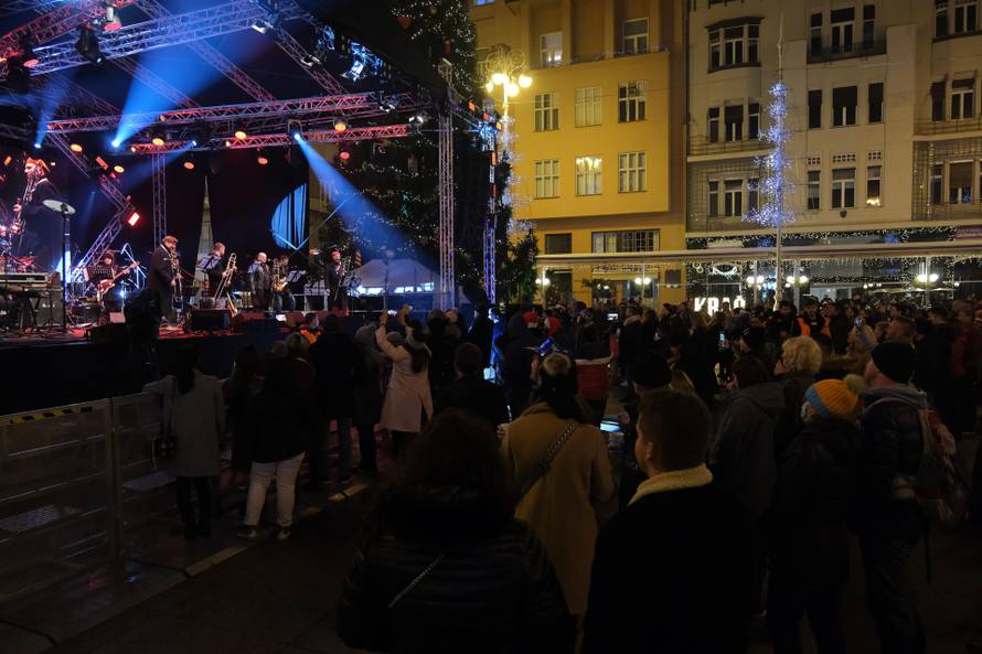 Doček na Trgu, za ulazak u ograđeni dio potrebna je COVID potvrda