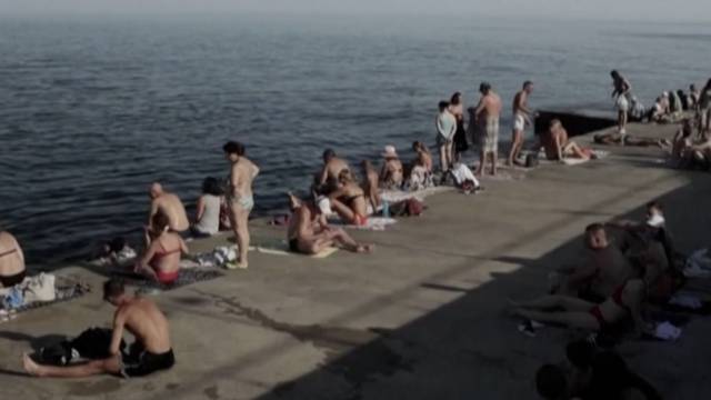 Ukrajinci plivaju u Crnom moru unatoč upozorenjima na mine: 'Ne bojimo se, umirujuće je'