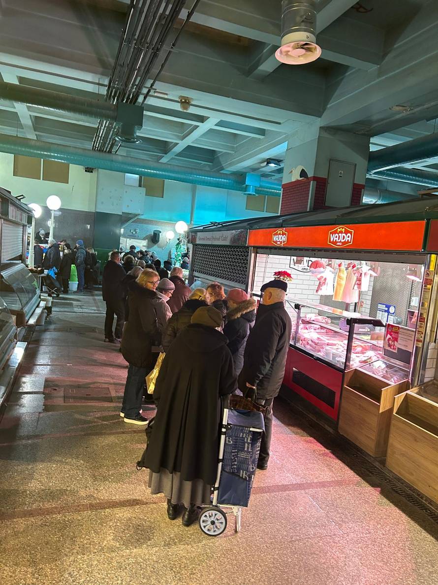 FOTO Gužva na tržnici Dolac: Najviše se kupuju odojci i zelje, a ovo su novogodišnje cijene...