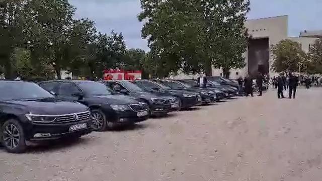 Video: Pogledajte vozni park dužnosnika, političara i vojnih lica na proslavi Oluje u Kninu