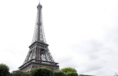 Muškarac s nožem uhićen kod Eiffela uzvikivao 'Allahu Akbar'