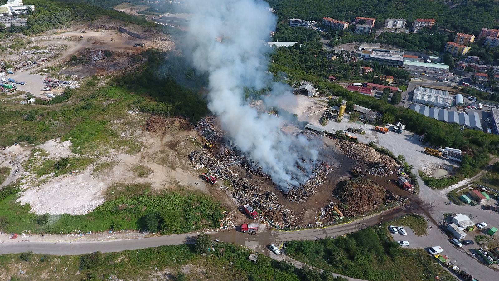 VIDEO Nakon teške noćne borbe na deponiju u Rijeci, vatrogasci su napokon zaustavili požar...