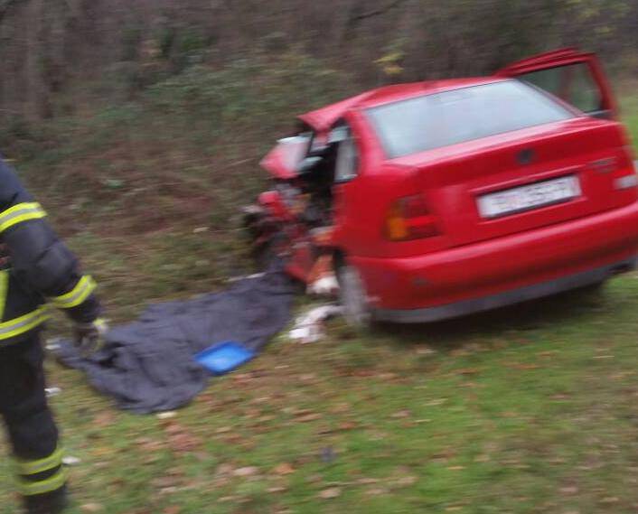 Poginuo je muškarac: Ostao je prikliješten u smrskanom autu