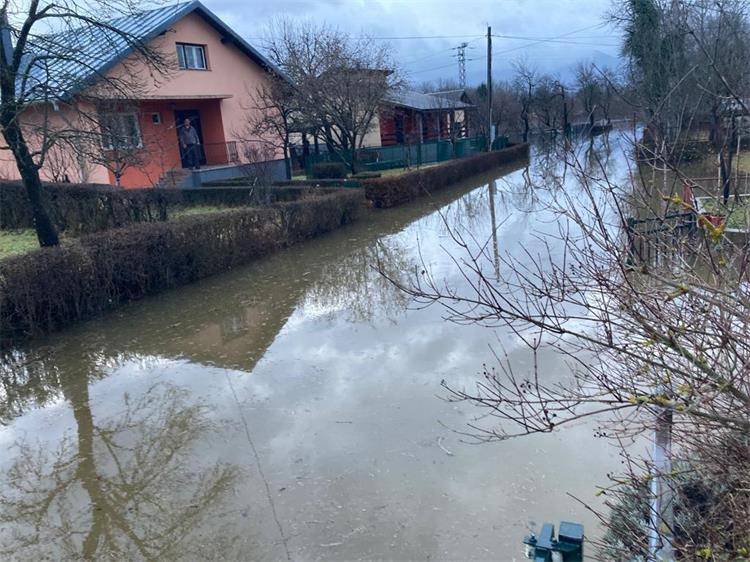 Poplave u okolici Gospića: Pet je kuća poplavljeno, postavljene su izvanredne mjere obrane