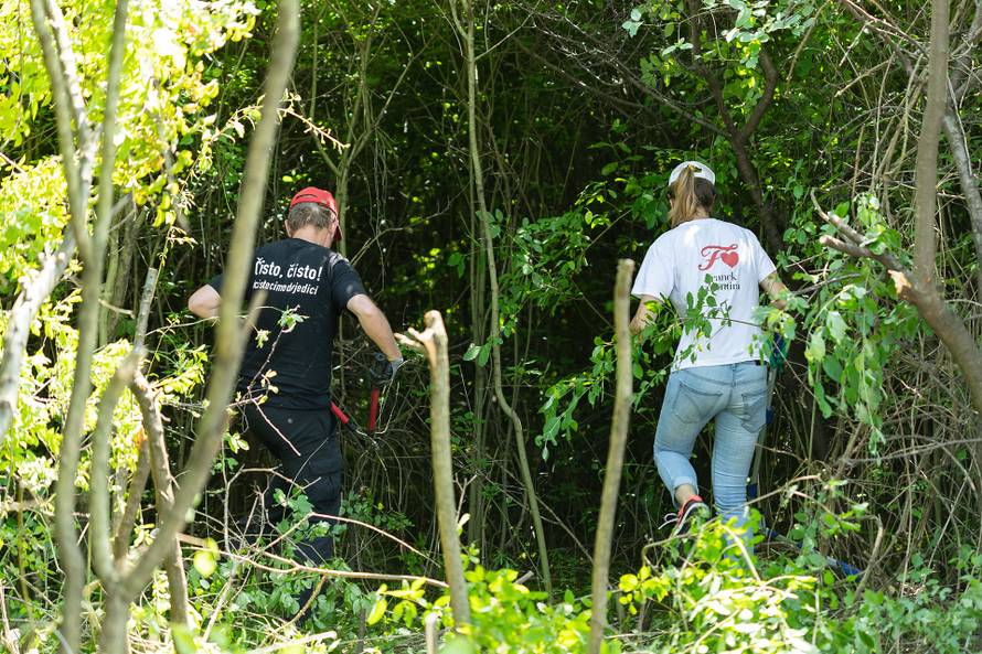 Održana akcija pripreme okoliša  za sadnju medonosnog bilja u Novom Jelkovcu