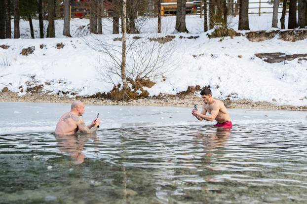FOTO Bacali ga, udarali i ledili na Kranjskoj Gori: Stigla je nova izdržljiva Honor Magic 8 serija