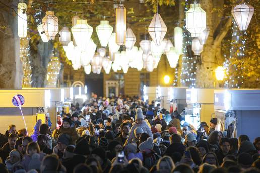 Pratite u&zcaron;ivo: Advent je krenuo u punom sjaju - Na Zrinjevcu upaljeno 25 tisu&cacute;a lampica