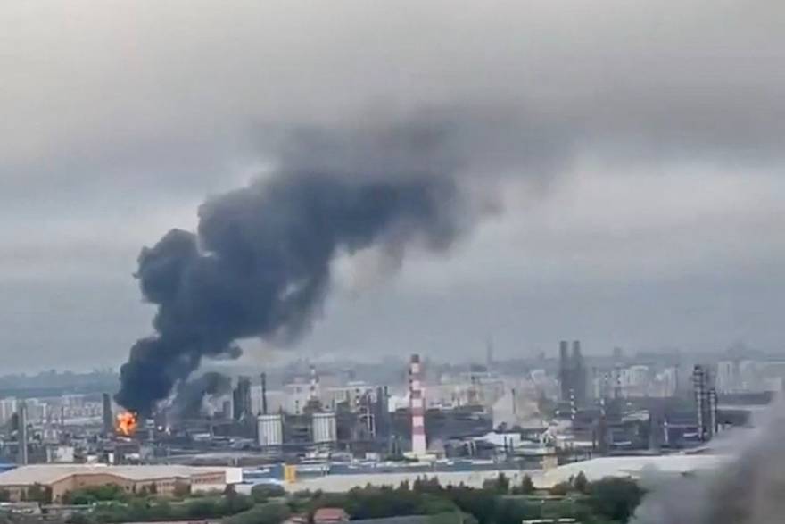 Veliki oblak dima vi&dstrok;en kod moskovske rafinerije nakon napada dronovima