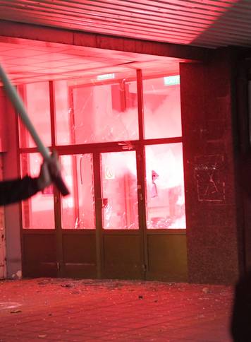 Valjevo: Grupa maskiranih muškaraca u prosvjedu zapalila prostor Gradske uprave