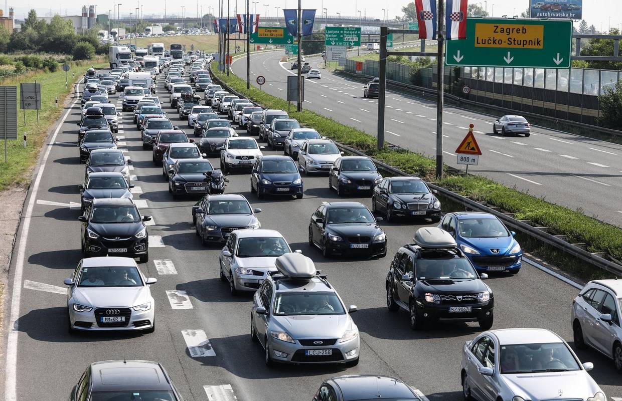 Kod Lučkog je kolona čak pet kilometara, a kod Demerja dva