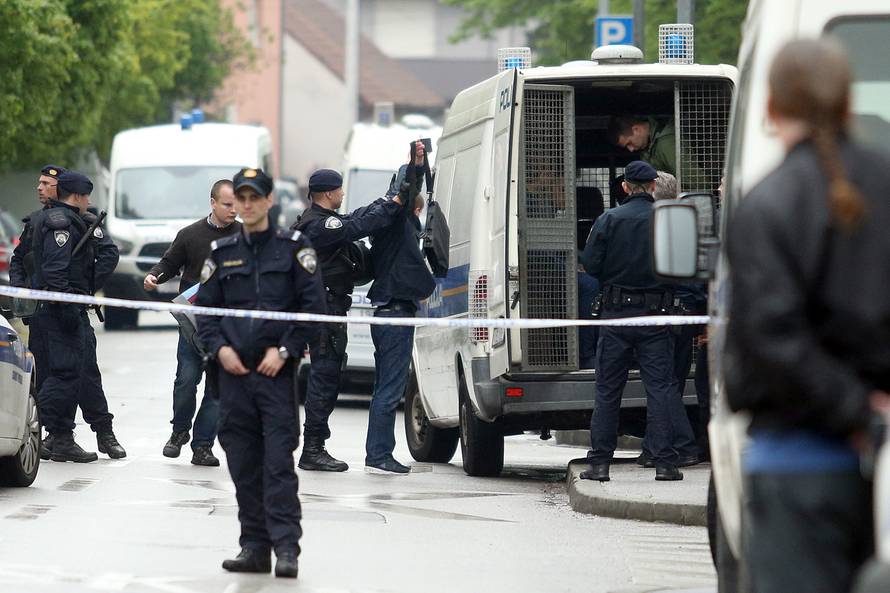 Našli Delije: Sjeli se u kafiće i pečenjaru, a policija ih odvodi