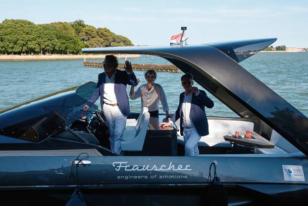 Prizori koji ostavljaju bez daha! Pogledajte modele u mokrim haljinama na jahtama u Veneciji