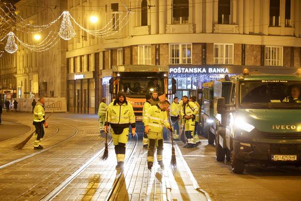 Nakon proslave Nove godine ostala je velika količina otpada na glavnom Zagrebačkom trgu