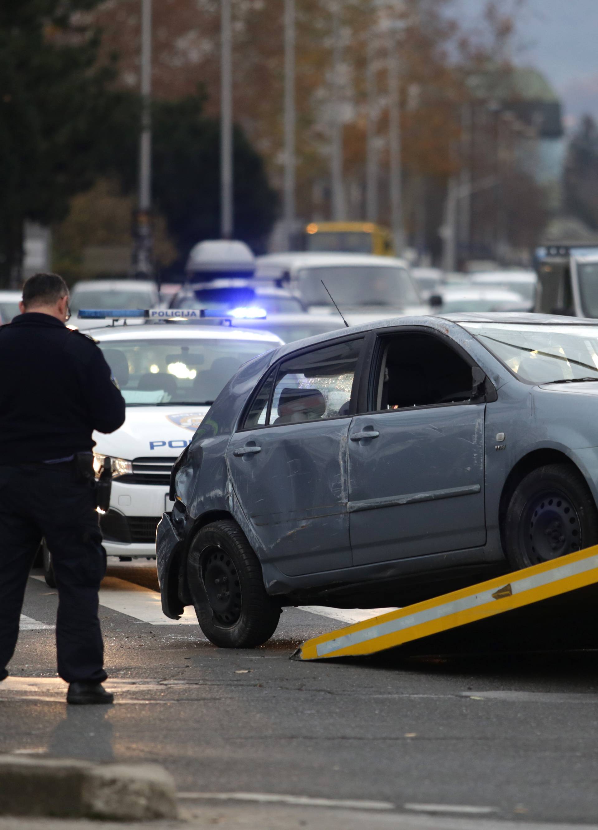 Sudar na Knežiji: Auto završio na krovu, a ozlijeđeni u bolnici