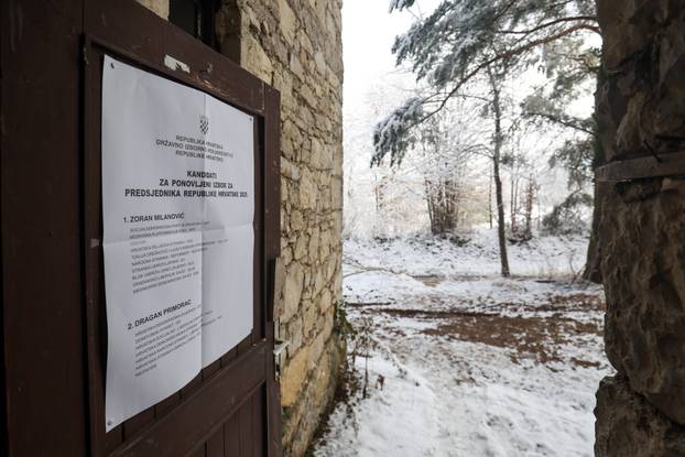 Škola u Željeznom Žumberačkom odavno se ne koristi, ali danas je otvorena zbog izbora