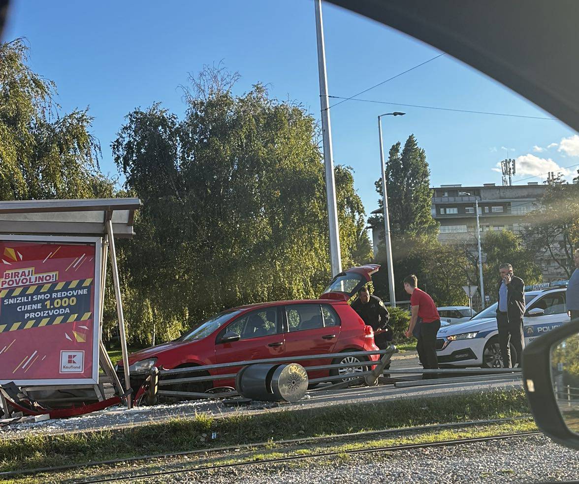 FOTO Krš i lom u Zagrebu: 'Pokosio' tramvajsku stanicu, srećom nitko nije ozlijeđen