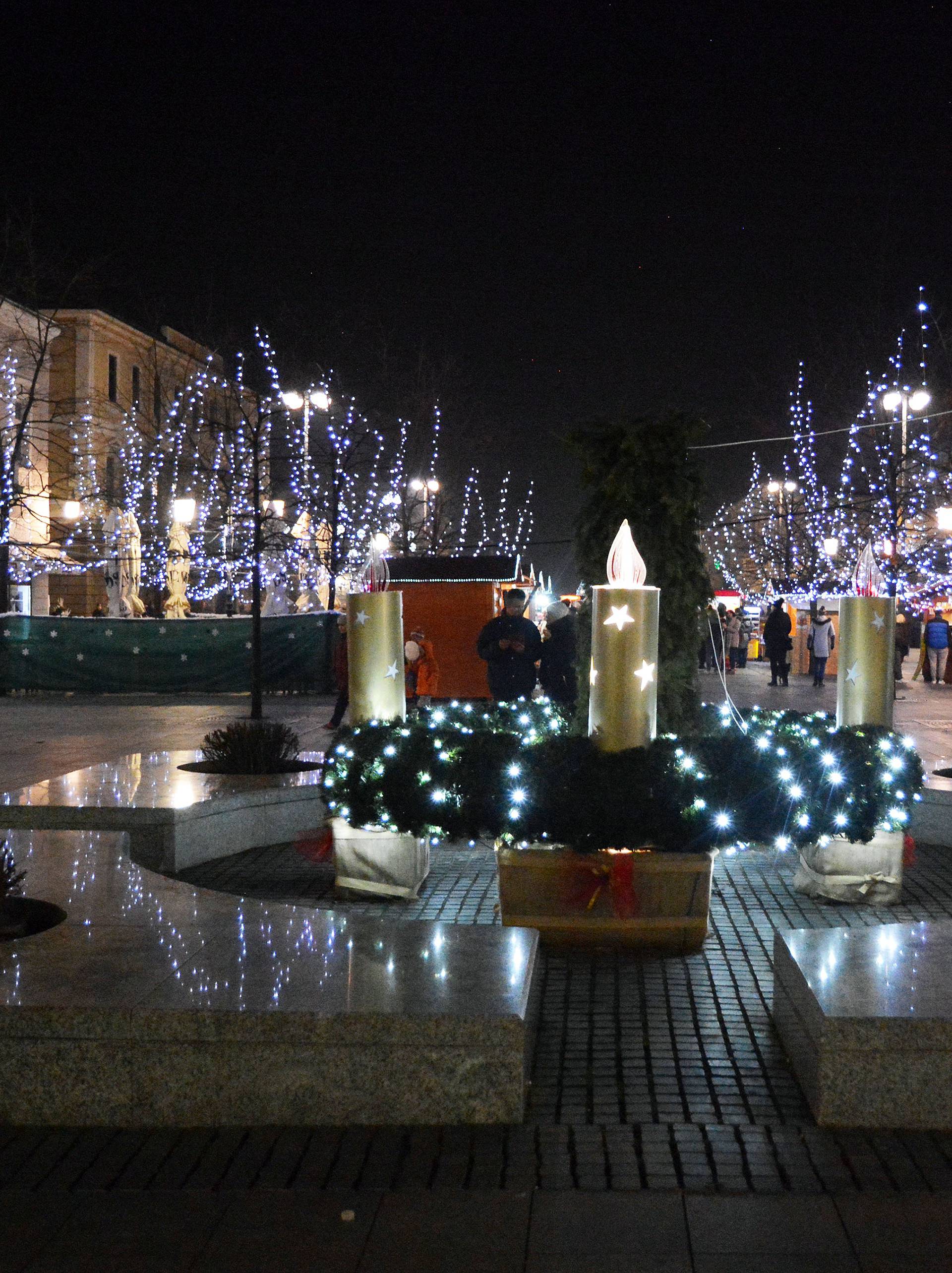 Šarene lampice, ukusna hrana: Naši gradovi u božićnom sjaju